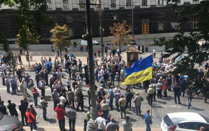 У Києві під Кабміном між ветеранами МВС і нацгвардійцями сталася сутичка (ВІДЕО)