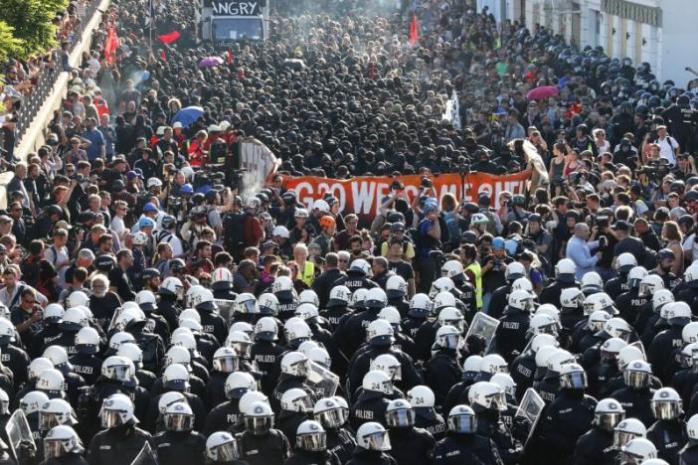 В Гамбурге снова произошли стычки между противниками саммита G20 и полицией (ФОТО, ВИДЕО)
