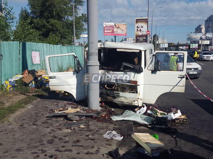 У Києві мікроавтобус влетів у електроопору, є жертви (ФОТО)