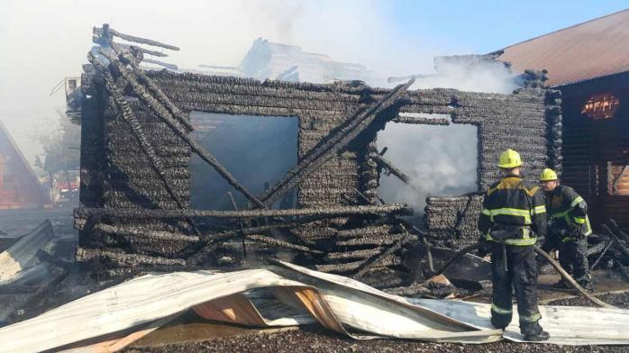 Пожежу на базах відпочинку в Закарпатській області ліквідували (ВІДЕО)