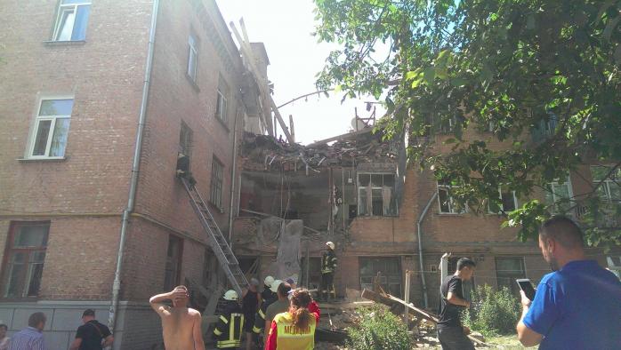 Из-под завалов взорвавшегося дома в Киеве достали трех человек (ФОТО, ВИДЕО)