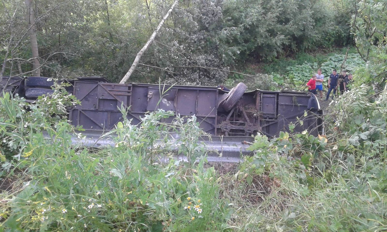 Фото: На Тернопольщине автобус с 45 пассажирами упал с обрыва