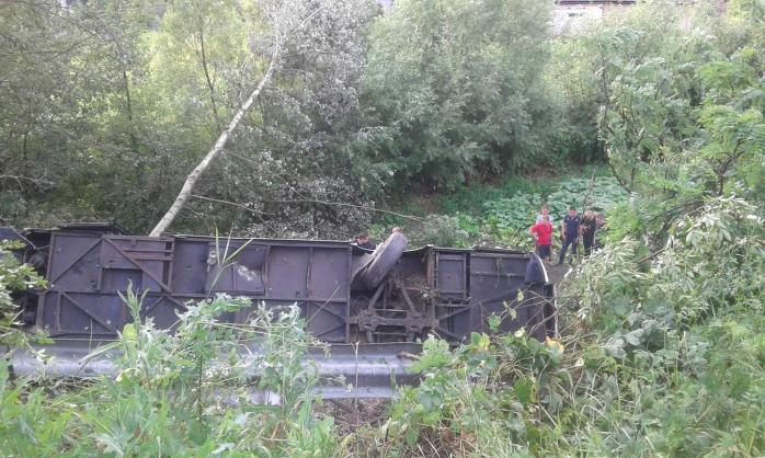 На Тернопільщині автобус із 45 пасажирами впав у прірву, загинула дівчина (ФОТО)