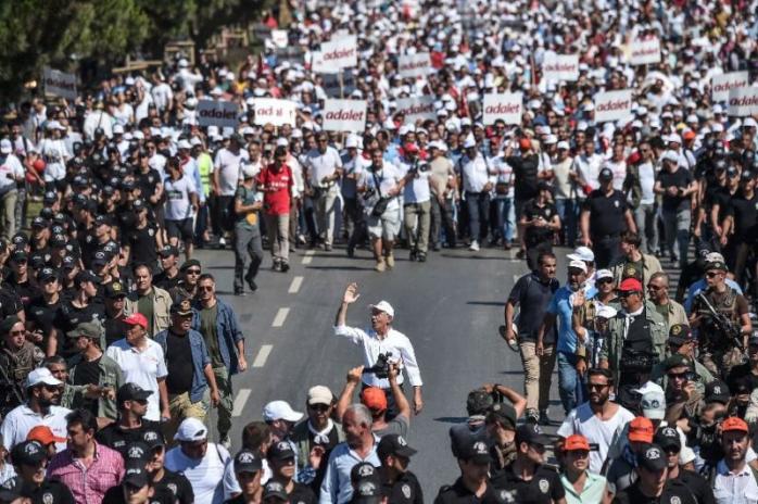 В Стамбуле десятки тысяч вышли на акцию против Эрдогана (ФОТО)