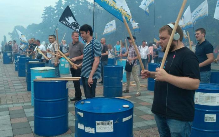Под зданием Рады произошли столкновения между митингующими (ФОТО, ВИДЕО)