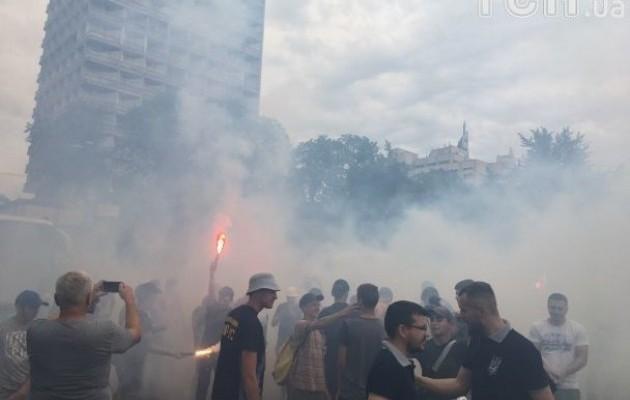 Акция протеста у здания Рады: демонстранты зажгли файеры (ФОТО, ВИДЕО)
