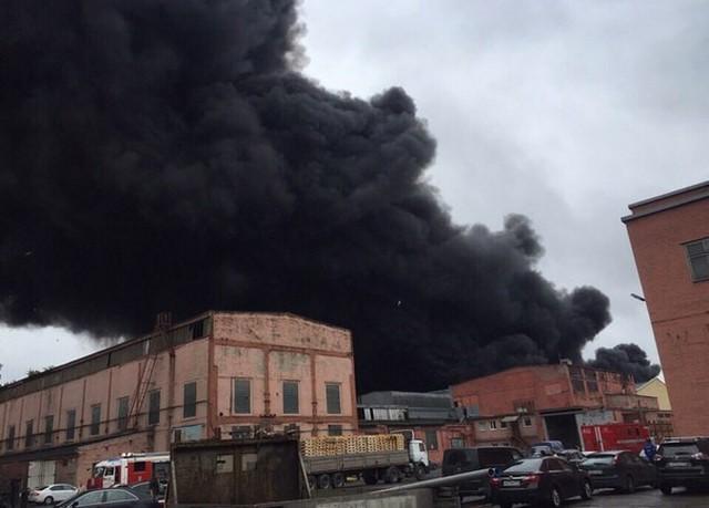 У Петербурзі сильна пожежа охопила тракторний завод (ФОТО, ВІДЕО)