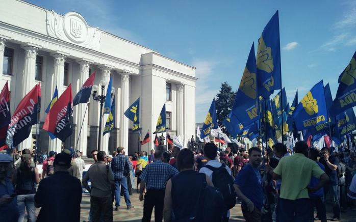 Під Радою активісти знову влаштували акції протесту (ФОТО)