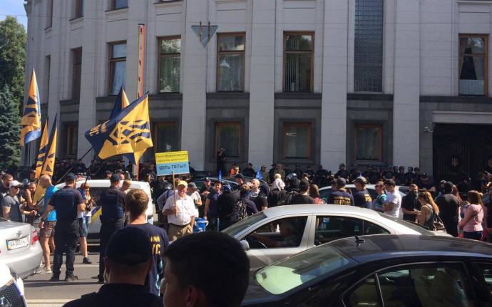 У Києві протестувальники блокували всі виїзди з Ради (ФОТО, ВІДЕО)
