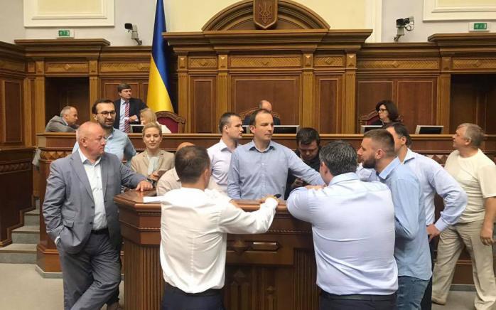 Депутаты Рады заблокировали трибуну парламента (ВИДЕО)