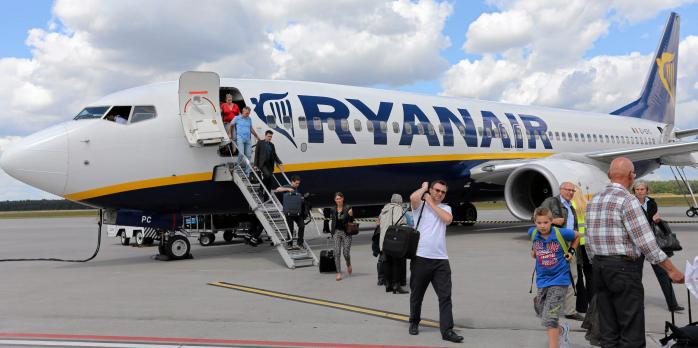 Лоукост Ryanair почав повертати гроші за квитки на скасовані рейси з України