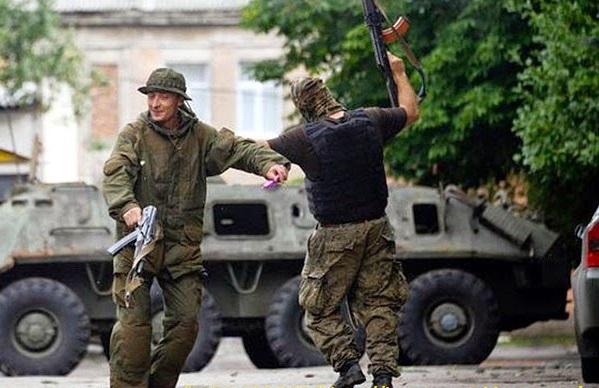 В окупованому Новоазовську бойовики роззброїли та побили п’яного офіцера ЗС РФ — розвідка