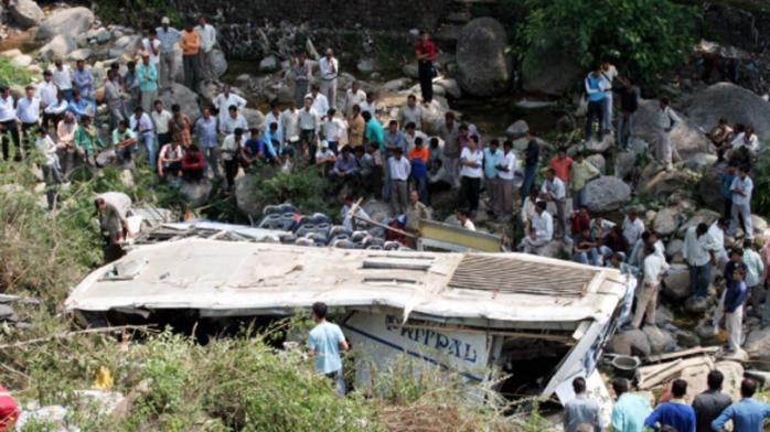 В Индии автобус с паломниками упал в ущелье, много погибших и раненых
