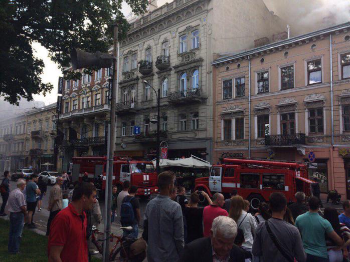 Пожежа в центрі Львова: горить житловий триповерховий будинок (ФОТО)