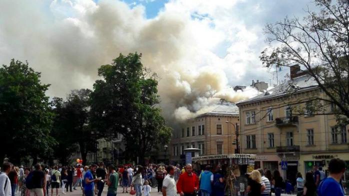 Пожар во Львове: госпитализирован один из пожарных