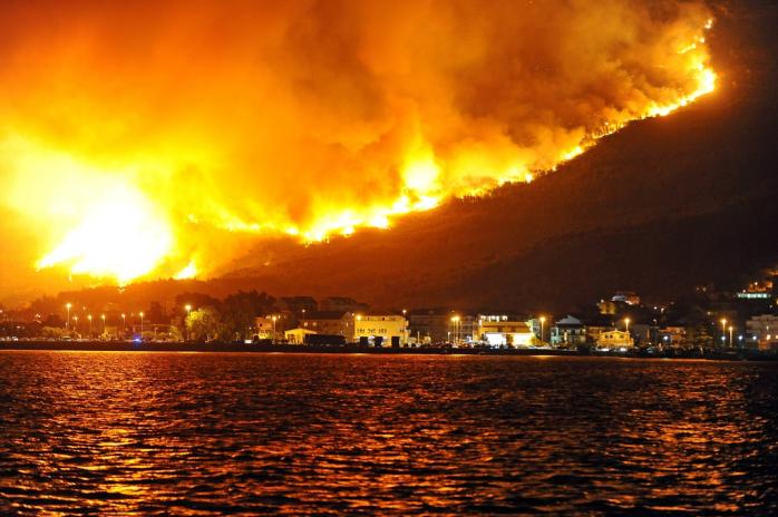 Масштабні лісові пожежі впритул наблизились до курортів Хорватії і Чорногорії (ВІДЕО)
