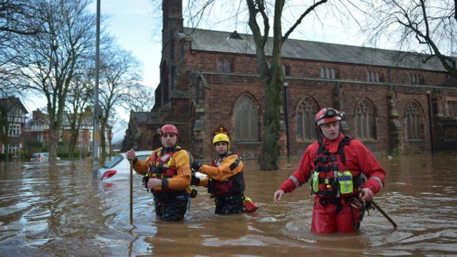Десятки британцев остались без крова из-за внезапного наводнения (ВИДЕО)