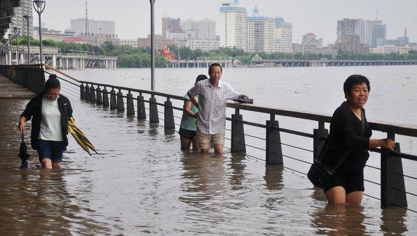 Понад 220 тис. китайців залишили свої будинки через масштабну повінь