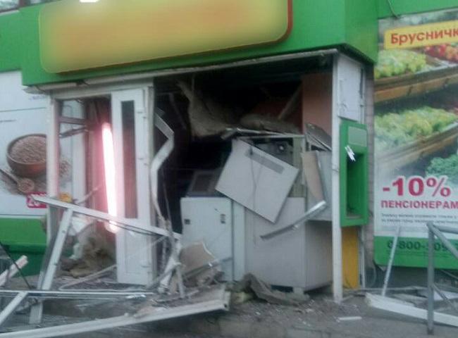 На Харьковщине трое неизвестных в масках снова взорвали банкомат и похитили деньги (ФОТО)