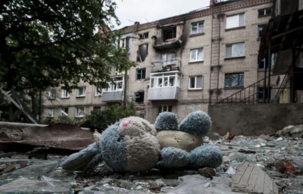 Боевики обстреляли жилые кварталы Марьинки: ранены женщины и дети