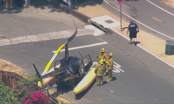 Фото: В Лос-Анджелесе посреди улицы упал вертолет