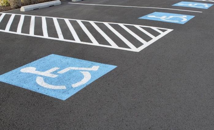 Порошенко согласовал увеличение штрафов за парковку на местах для инвалидов