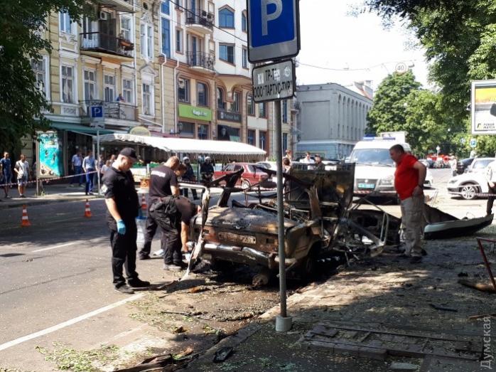 Возле офиса организации, близкой к мэру Одессы, взорвался автомобиль (ФОТО, ВИДЕО)