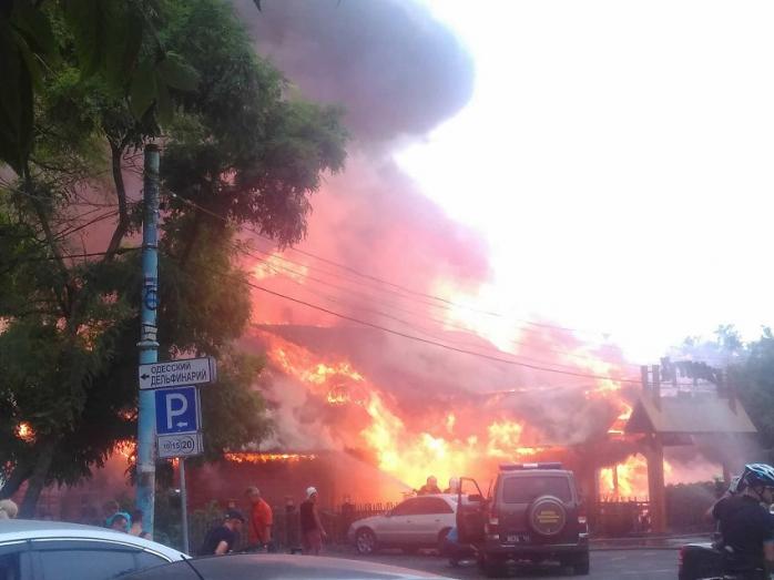 На одеському пляжі вирує масштабна пожежа: повністю згорів ресторан (ФОТО, ВІДЕО)