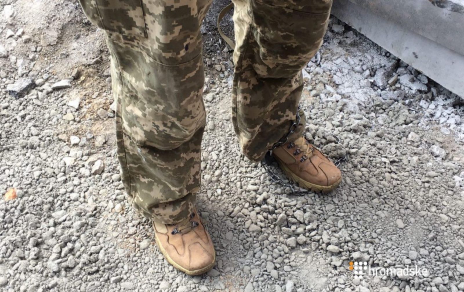 Фото: Даниил Турчин приковал себя за ногу у Министерства обороны / Источник: Hromadske.UA
