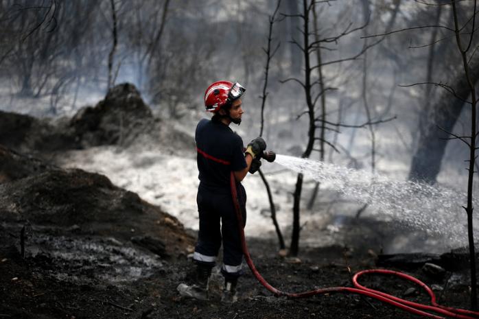 На известных курортах Франции бушуют лесные пожары (ФОТО)