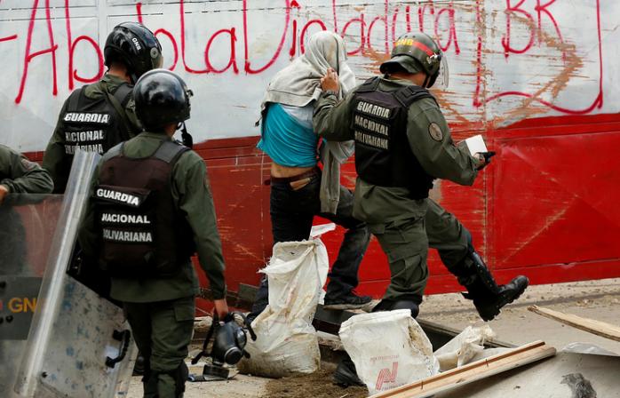 Свыше 25 тысяч венесуэльцев сбежали в Колумбию, в Каракасе — спецоперация силовиков (ФОТО, ВИДЕО)
