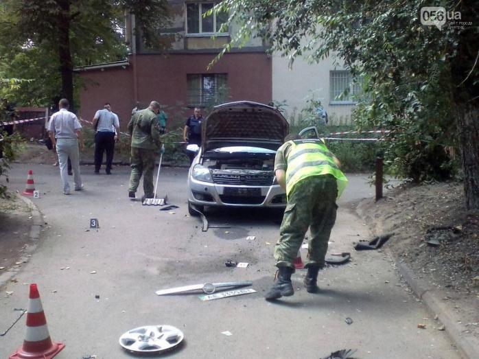 Взрыв автомобиля в Днепре: сработала самодельная взрывчатка, двое раненых (ВИДЕО)