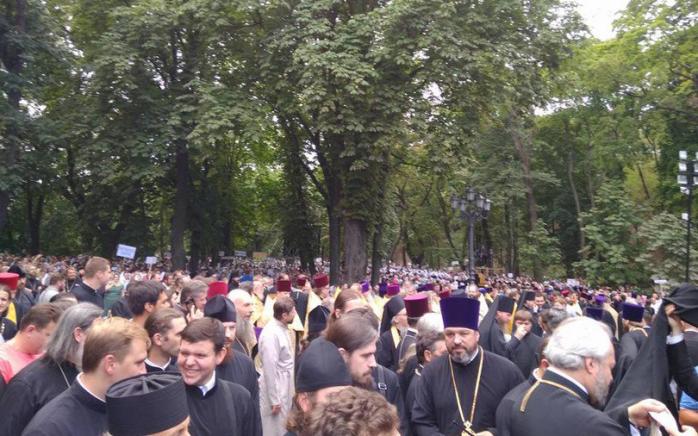 Крестный ход в Киеве собрал 15 тыс. верующих, полиция заблокировала офис ОУН (ФОТО, ТРАНСЛЯЦИЯ)