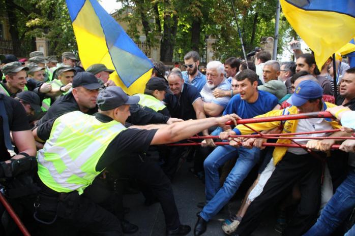 В центре Киева сторонники Саакашвили устроили потасовку с силовиками (ФОТО, ВИДЕО)