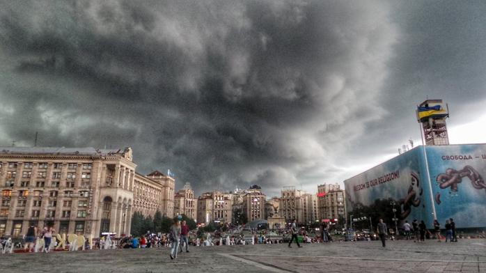 «Апокалипсис сегодня». Киев накрыли буря и ливень (ФОТО, ВИДЕО)