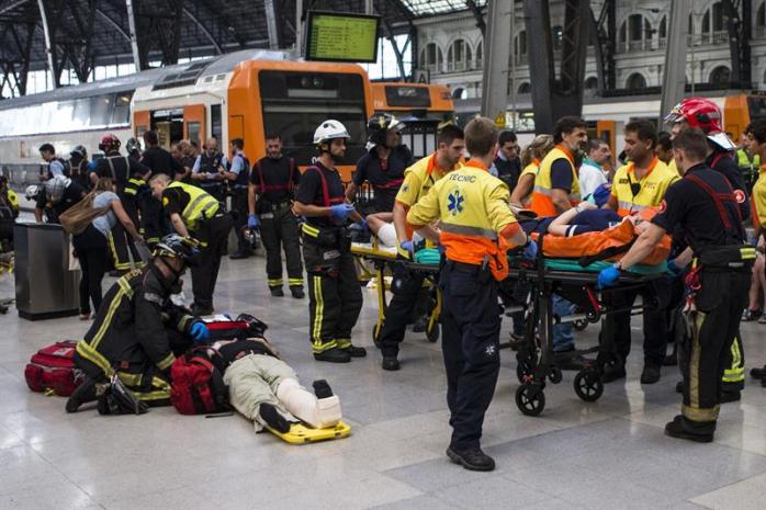 У Барселоні в залізничній аварії постраждали щонайменше 48 осіб (ФОТО, ВІДЕО)