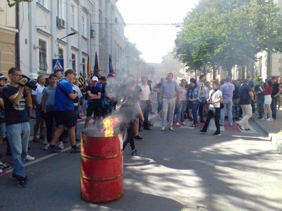Под Тернопольской мэрией произошла драка, митингующие применили газ и подожгли торф (ФОТО, ВИДЕО)
