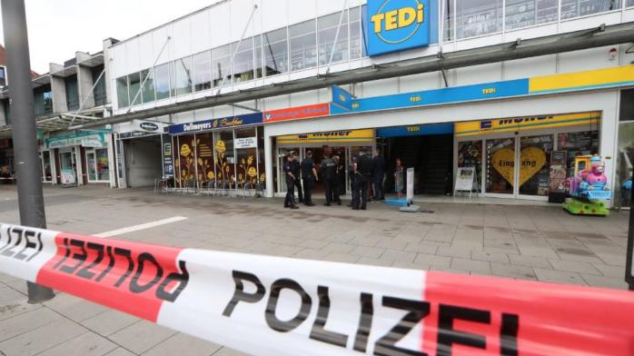 В Германии неизвестный напал с ножом на посетителей супермаркета (ФОТО)