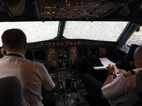 Украинский пилот под аплодисменты посадил поврежденный градом самолет (ФОТО, ВИДЕО)