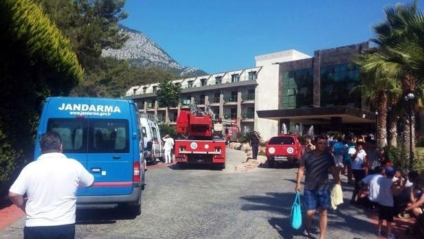 На турецком курорте произошел пожар, из отеля эвакуировали около 400 человек (ФОТО)