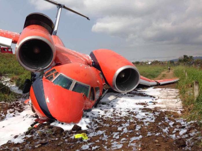 В Африке разбился украинский самолет, есть пострадавшие (ФОТО)