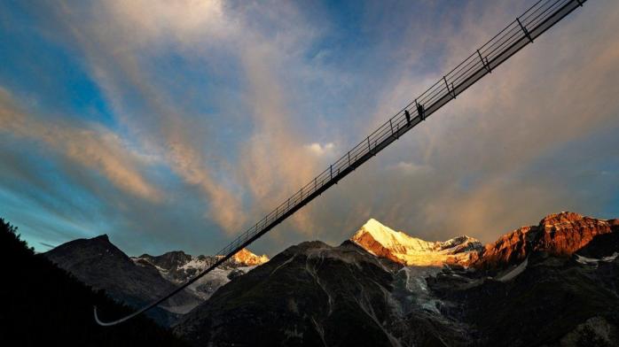 В Швейцарии открыли самый длинный в мире подвесной пешеходный мост (ФОТО)