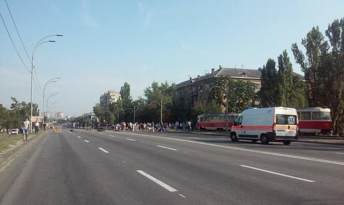 В Киеве демонстранты снова перекрыли Харьковское шоссе (ФОТО, ВИДЕО)