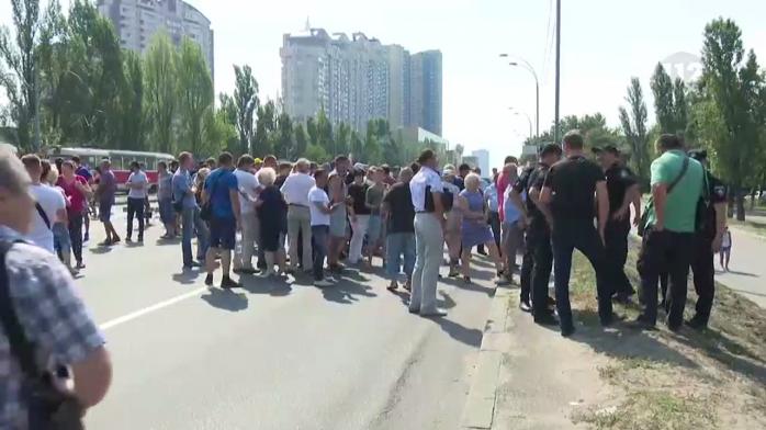 Протестующие разблокировали Харьковское шоссе в Киеве
