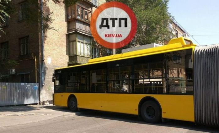 В Киеве троллейбус на полной скорости въехал в стену жилого дома (ФОТО)