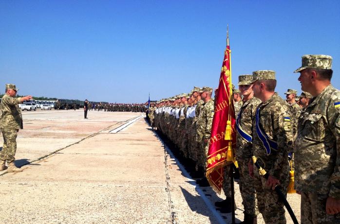 Порошенко утвердил новый образец боевого знамени военных частей ВСУ (ФОТО)