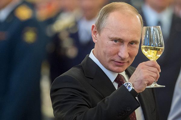 «Радий допомогти, бро»: на готелі Трампа в Нью-Йорку з’явилося зображення Путіна (ФОТО)