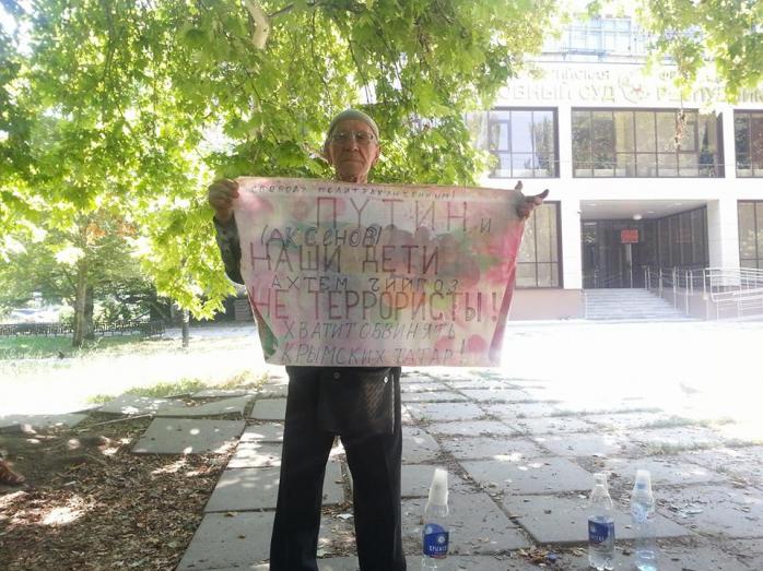 «Наши дети не террористы»: в оккупированном Крыму задержали крымского татарина за протест под судом (ФОТО, ВИДЕО)