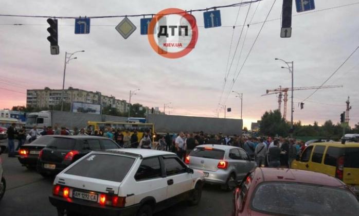 В Киеве протестующие перекрыли улицу Братиславскую, произошли стычки (ФОТО, ВИДЕО)