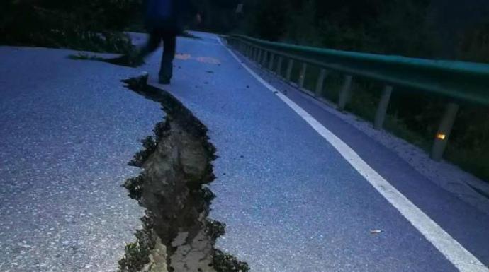 В Китае произошло мощное землетрясение, 13 погибших и сотни раненых (ФОТО)